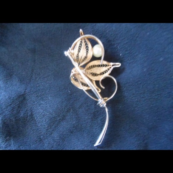 Vintage Brooch~ Three Leaves with a Faux Pearl -Unmarked ~ Gold Tone - Picture 4 of 4